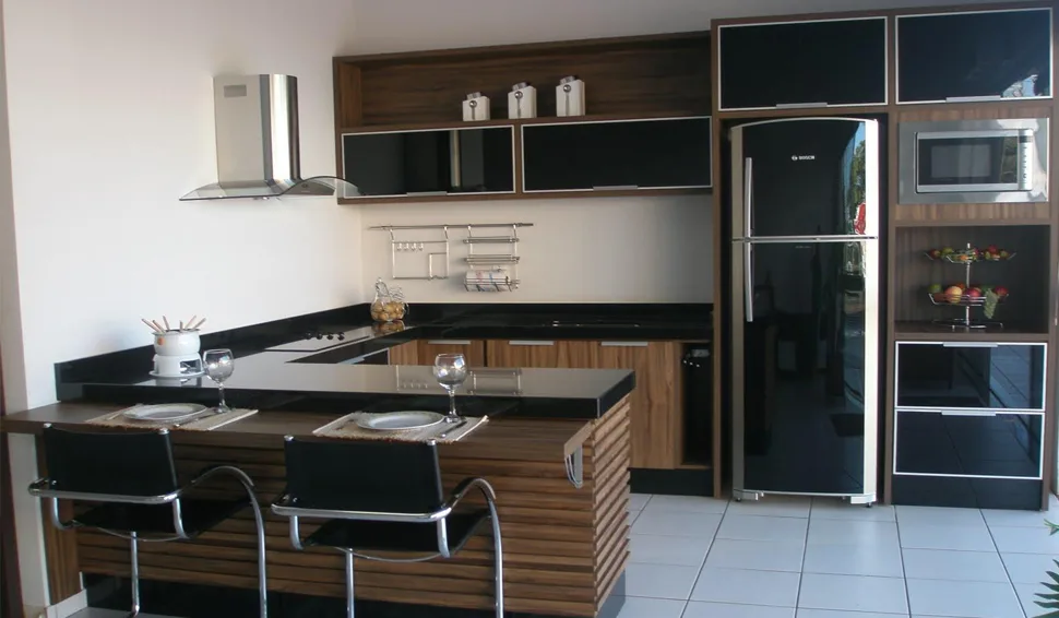 Cozinha planejada moderna com armários em madeira