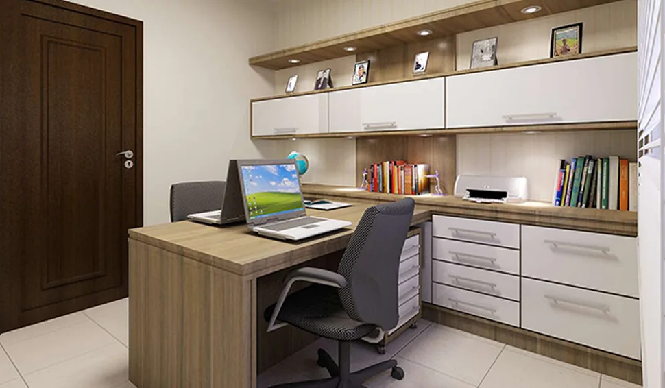 Home office planejado com estante e mesa