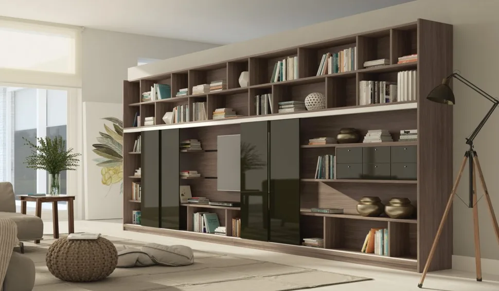 Home theater com painel de TV em madeira